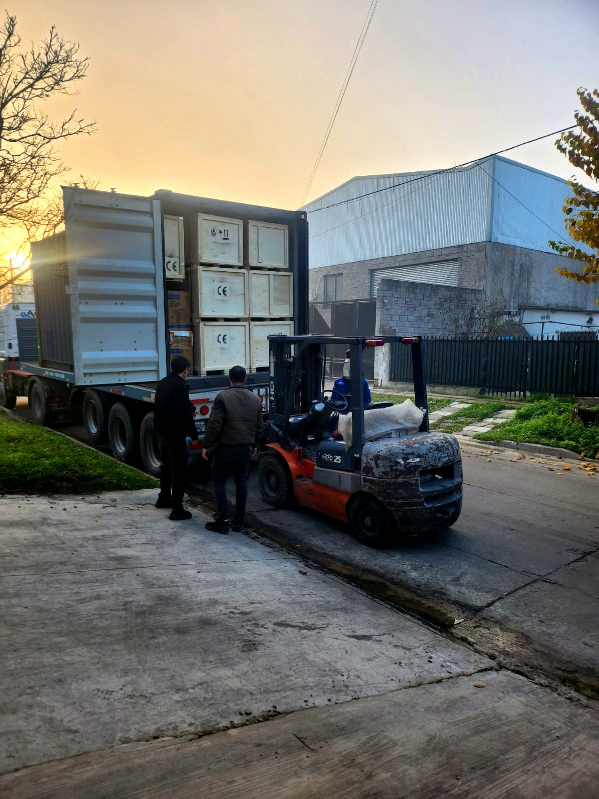 Camión Agugliaro con carga en plataforma